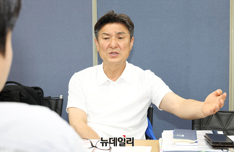 ▲ 김동욱 도봉구청장 당선인이 17일 뉴데일리와 만나 인터뷰를 하고 있다. ⓒ서성진 기자