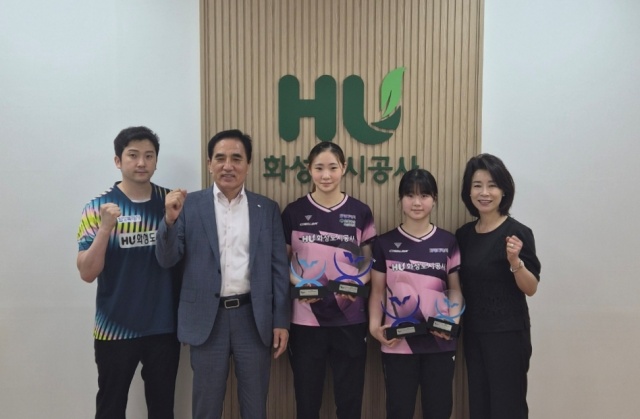 ▲ 브라질에서 열린 국제탁구연맹(ITTF) 주관 WTT 유스 국제대회에서 금메달과 은메달을 획득한 정예인·허예림 선수 등 탁구단이 한병홍 사장과 화이팅을 외치고 있다ⓒ화성도시공사 제공