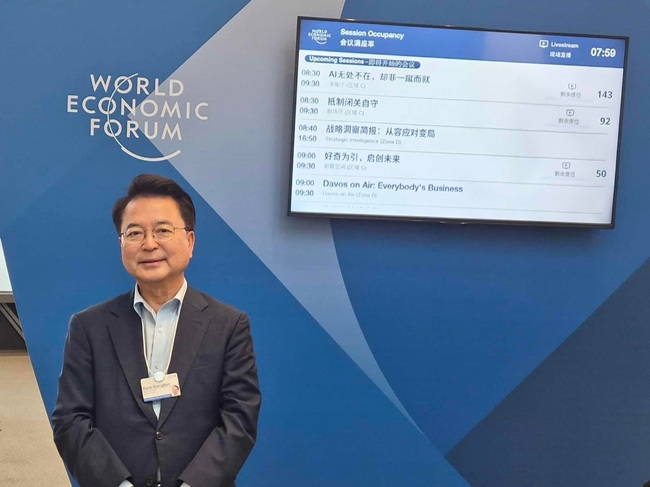 ▲ 육동한 춘천시장이 23일 중국 다롄국제컨벤션센터에서 열린 세계경제포럼(WEF) 하계 다보스포럼 특별초청 세션 '현대 해양도시 건설(Building a Modern Maritime City)'에 참석해 글로벌 도시 발전 사례와 국제 협력 동향을 살펴보고 포럼 참가자들과 교류했다. ⓒ춘천시