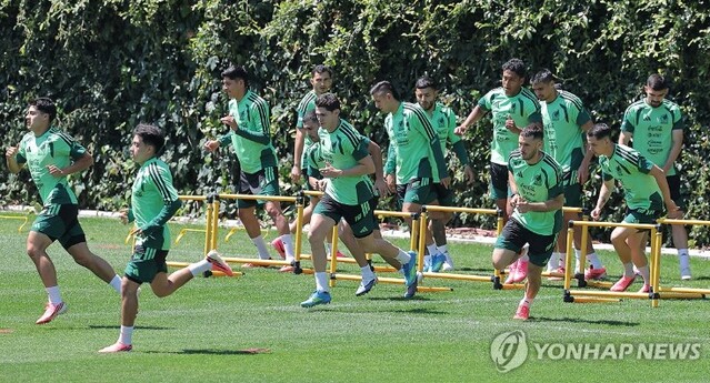 ▲ 북중미 월드컵에서 한국과 맞붙을 멕시코 축구 대표팀 선수들이 지난 14일(현지시간) 멕시코시티 내 대표팀 훈련센터에서 훈련을 하고 있다. ⓒ연합뉴스