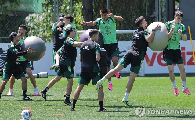 ▲ 북중미 월드컵에서 한국과 맞붙을 멕시코 축구 대표팀 선수들이 지난 14일(현지시간) 멕시코시티 내 대표팀 훈련센터에서 훈련을 하고 있다. ⓒ연합뉴스