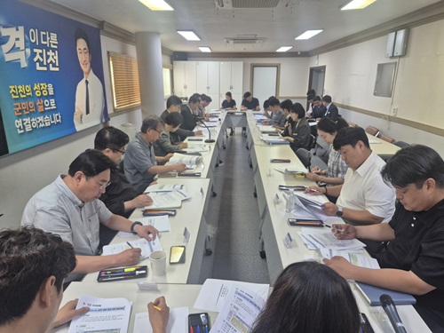 ▲ 김명식 민선9기 진천군수직 인수위 회의 장면.ⓒ진천군 제공