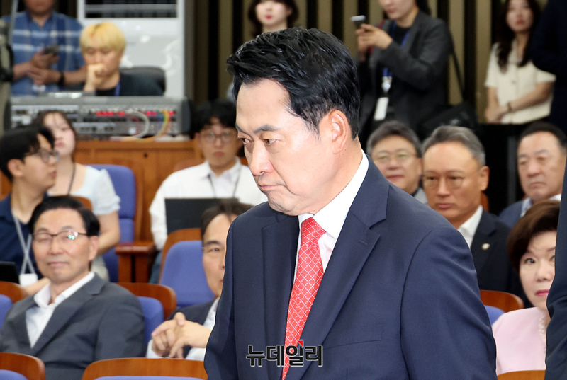 ▲ 장동혁 국민의힘 대표가 지난 17일 국회에서 열린 의원총회에 참석하는 모습. ⓒ이종현 기자