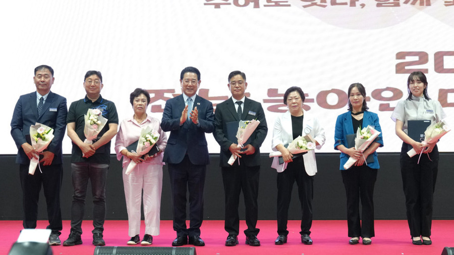 ▲ 김영록 전라남도지사가 23일 광양실내체육관에서 열린 ‘제18회 전남 농아인대회’에서 유공자들에게 표창장을 수여한 뒤 기념촬영을 하고 있다.ⓒ전라남도 제공