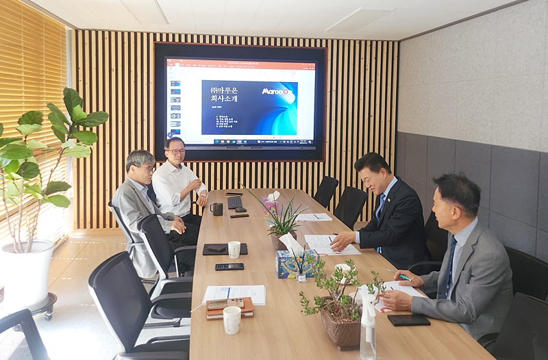 ▲ 신용한 충북지사 당선인(오른쪽 윗줄)이 23일 충북 경제 기업 관계자와 간담회를 갖고 있다. ⓒ신용한 인수위