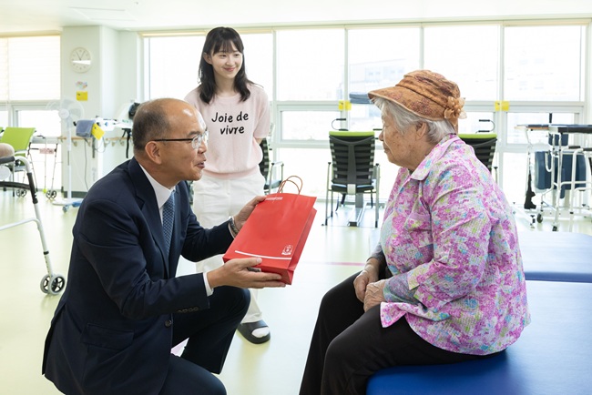 ▲ 윤종진 한국보훈복지의료공단 이사장이 창립 45주년 기념 대국민 달리기 '보훈런(Run)'의 성공적인 마무리를 기념하고 6월 호국보훈의 달을 맞아, 23일 원주보훈요양원과 원주보훈회관을 방문해 국가유공자와 유가족에게 위문품을 전달했다. ⓒ한국보훈복지의료공단