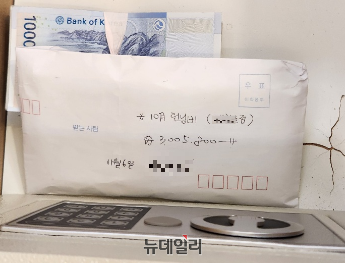 ▲ 도토리캐리커쳐 한 매장 점주로부터 납부된 '런닝비' 명목의 가맹비로 추정되는 현금 봉투. ⓒ뉴데일리 DB