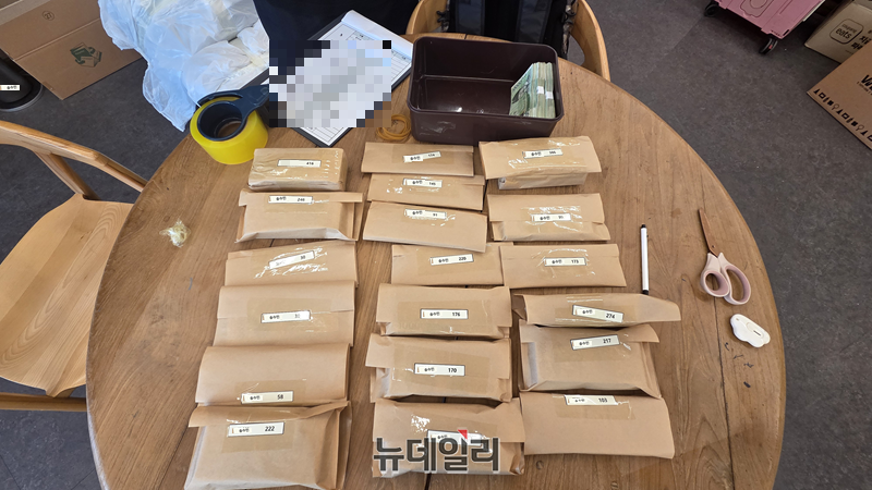 ▲ 도토리캐리커쳐 작가들에게 지급된 급여가 현금봉투에 담긴 모습. 각 봉투에 작가 이름과 액수가 적혀 있다. ⓒ뉴데일리 DB