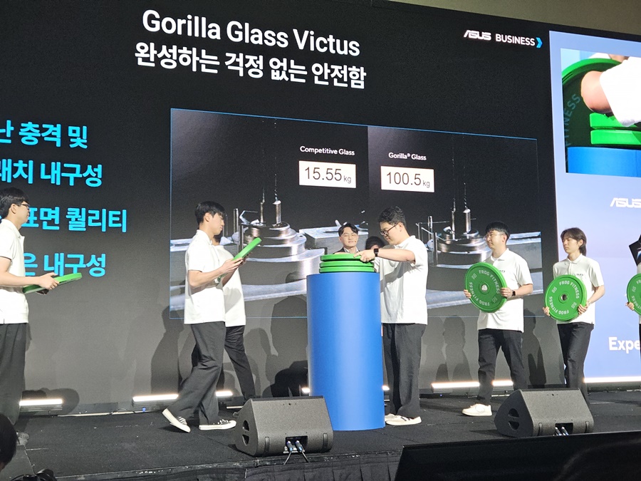 ▲ 에이수스가 23일 서울 여의도 콘래드 서울에서 'ASUS Business' 기자간담회를 열고 국내 커머셜 비즈니스 전략과 신제품을 공개했다. 노트북 위에 아령 100kg을 올리는 모습ⓒ윤아름 기자