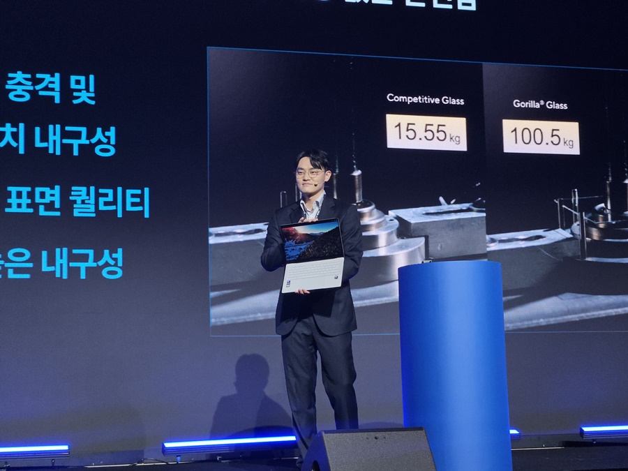 ▲ 에이수스가 23일 서울 여의도 콘래드 서울에서 'ASUS Business' 기자간담회를 열고 국내 커머셜 비즈니스 전략과 신제품을 공개했다. 카인 창 에이수스 시스템 비즈니스 그룹 커머셜 사업부 글로벌 Go-To-Market 총괄이 발표하는 모습ⓒ윤아름 기자