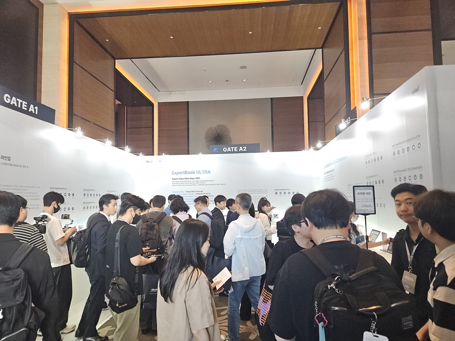▲ 에이수스가 23일 서울 여의도 콘래드 서울에서 'ASUS Business' 기자간담회를 열고 국내 커머셜 비즈니스 전략과 신제품을 공개했다. 참석자들이 신제품을 체험하는 모습ⓒ윤아름 기자