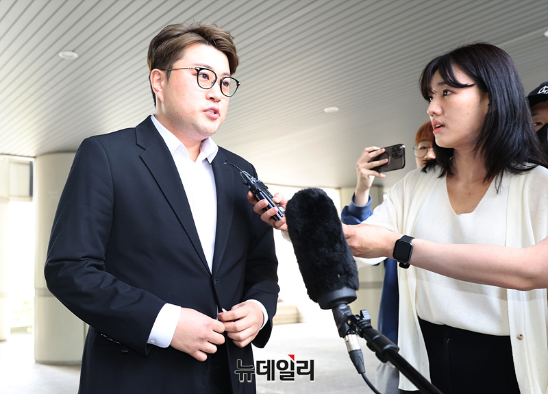 ▲ 가수 김호중이 가석방 허가를 받고 오는 30일 출소할 예정이다. 사진은 2년 전 구속 전 피의자 심문(영장심사)을 받기 위해 서울중앙지법에 출두한 김호중의 모습. ⓒ서성진 기자