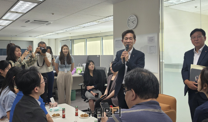 ▲ 황성엽 금융투자협회장이 23일 서울 영등포구 금융투자협회에서 기자들의 질문을 받고 있다.ⓒ박정은 기자
