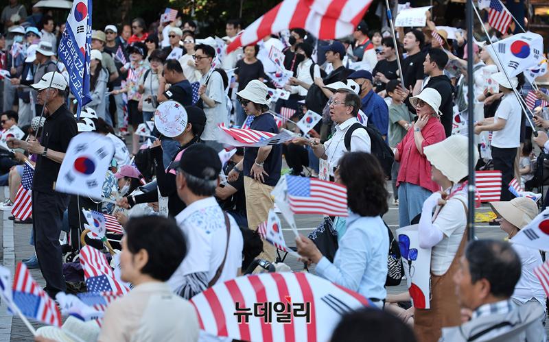 ▲ 잠실개표소 집회가 19일째를 맞은 23일 오후 서울 송파구 올림픽공원 핸드볼경기장 인근에 시민들이 모여 구호를 외치고 있다. ⓒ정상윤 기자