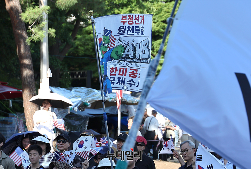 ▲ 잠실개표소 집회가 19일째를 맞은 23일 오후 서울 송파구 올림픽공원 핸드볼경기장 인근에 시민들이 모여 구호를 외치고 있다. ⓒ정상윤 기자