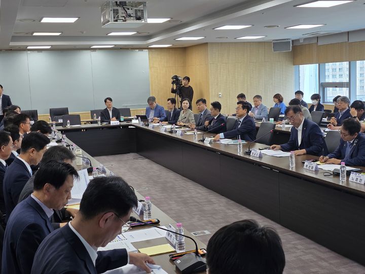 ▲ 지난 17일 인천시 송도G타워에서 열린 민선9기 인천시장직 인수위원회 1차 전체 업무보고에 박찬대 당선인 등 인수위원들과 시 고위 공무원들이 참석해 회의를 하고 있다. ⓒ뉴시스 제공