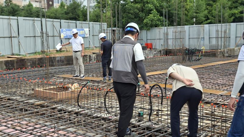 ▲ 북부권 키즈앤맘 센터 건설 현장에서 시공 품질 점검이 진행되고 있다.ⓒ아산시