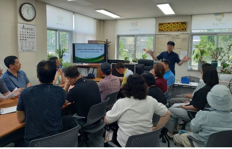 ▲ 천안시농업기술센터가 옥천군 귀농인을 대상으로 신속토양분석 및 인공지능 처방 사례 교육을 진행하고 있는 모습.ⓒ천안시