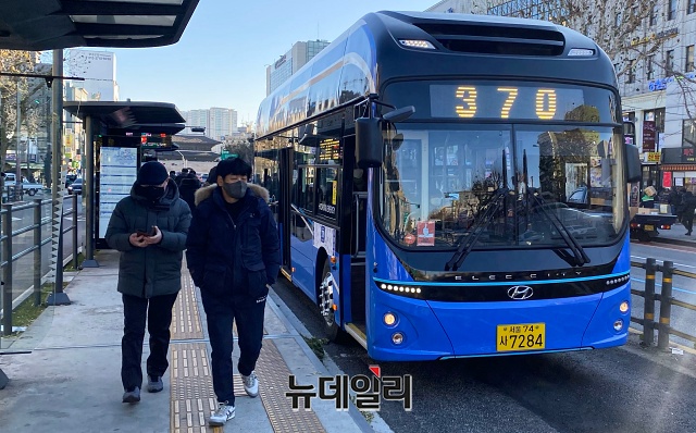 ▲ 지난 2020년 12월 서울 종로구 종로5가역 인근에서 한 시내버스가 손님을 태우기 위해 정차해 있다. ⓒ뉴데일리DB