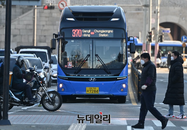 ▲ 지난 2020년 12월 서울 종로구 종로5가역 인근에서 한 시내버스가 신호를 기다리고 있다. ⓒ뉴데일리DB