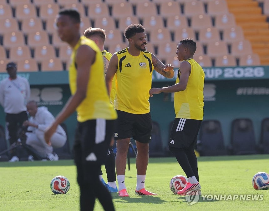 ▲ 남아공의 간판 공격수 포스터가 한국전을 앞두고 훈련에 임하고 있다.ⓒ연합뉴스 제공