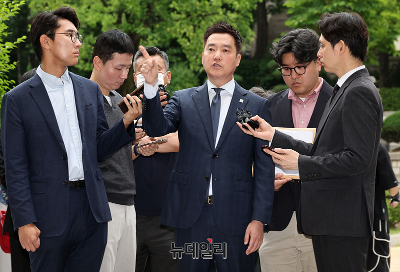 ▲ 배우 김수현의 명예를 훼손한 혐의를 받고 있는 김세의 가로세로연구소 대표가 지난달 26일 오전 서울 서초구 서울중앙지법에서 열린 구속 전 피의자 심문(영장실질심사)에 출석하며 취재진의 질의에 답하고 있다. ⓒ정상윤 기자
