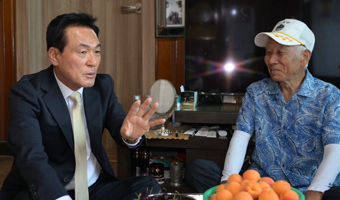 ▲ 백성현 논산시장이 국가유공자 가정을 찾아 감사와 존경의 마음을 전하며 보훈가족을 위문하고 있다.ⓒ논산시