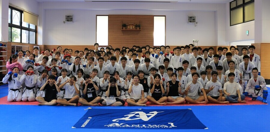 ▲ 광주시교육청은 일본 오사카와 도쿄 일원에서 ‘2026 학생 글로벌 리더 세계 한 바퀴’ 체육인재 글로벌 챌린지 운영_오사카 나니와고등학교에서 광주학생선수 20명이 부카츠(부별활동)을 일본학생들 함께하고 기념사진을 촬영하고 있다. ⓒ광주시교육청 제공