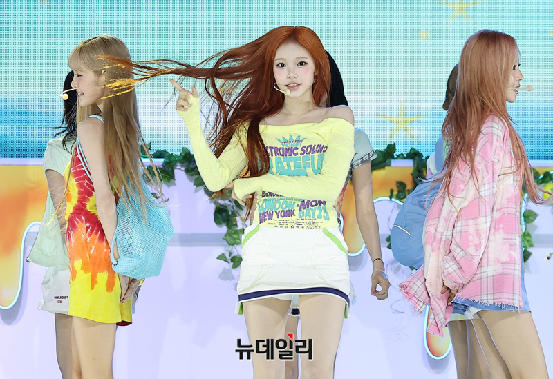 ▲ 하츠투하트가 22일 오후 서울 용산구 블루스퀘어에서 열린 두번째 미니앨범 'Lemon Tang(레몬탱)' 쇼케이스에서 타이틀곡 무대를 선보이고 있다. 이번 앨범은 동명의 타이틀곡과 2월 공개한 싱글 'RUDE!'를 포함해 총 6곡으로 구성됐다. ⓒ정상윤 기자