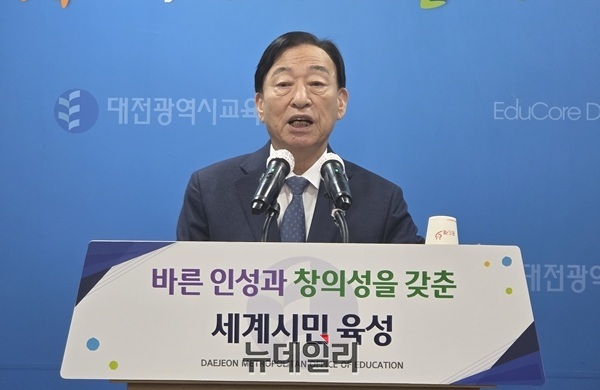 ▲ 24일 설동호 교육감이 공개한 퇴임사를 통해 “학생들을 위해 헌신한 교직원과 학부모, 시민들 덕분에 오늘의 대전교육이 가능했다”며 감사의 뜻을 전했다.ⓒ김경태기자