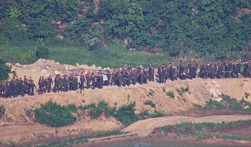 ▲ 합동참모본부는 2024년 6월 18일 오전 8시30분쯤 중부전선 비무장지대 내에서 작업하던 북한군 수십명이 군사분계선(MDL)을 침범해 우리 군의 경고방송 및 경고사격에 북상했다고 밝혔다. 사진은 대규모 병력을 투입한 북한군 모습. ⓒ합동참모본부 제공