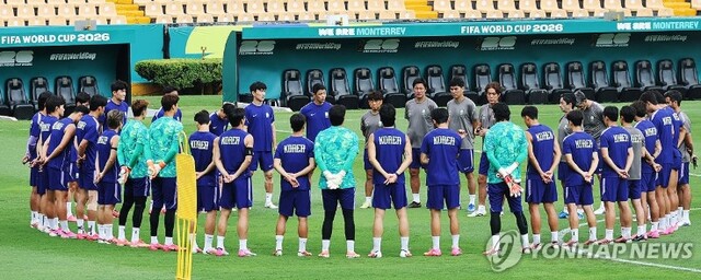 ▲ 2026 북중미 월드컵에서 남아프리카공화국과 조별리그 3차전을 앞둔 한국대표팀의 홍명보 감독이 23일(현지시간) 멕시코 몬테레이 에스타디오 우니베르시타리오에서 팀 훈련을 지도하고 있다. ⓒ연합뉴스