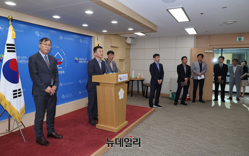 ▲ 중앙선거관리위원회가 5일 오후 경기 과천시 중앙선관위에서 열린 6.3 지방선거 용지부족 사태와 관련한 노태악 중앙선관위원장 대국민 사과 기자회견 직후 취재진의 질의에 답하고 있다. 노 위원장은 앞선 회견에서 사퇴 의사를 밝혔다. ⓒ경기 과천=정상윤 기자