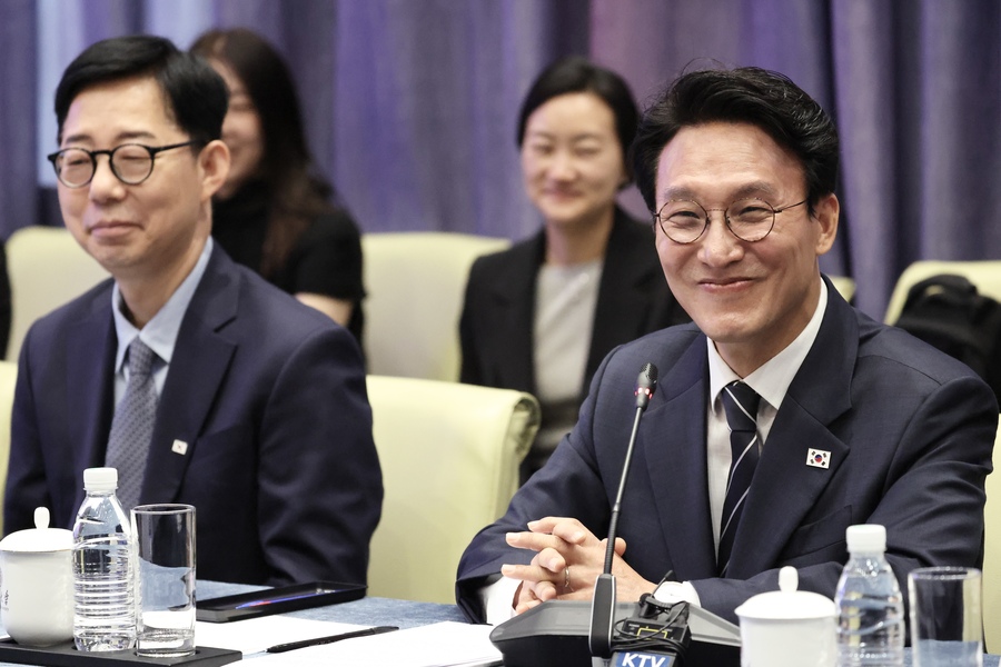 ▲ 세계경제포럼(WEF) 제17차 뉴 챔피언 연차총회'(하계 다보스포럼) 참석차 중국을 방문한 김민석 국무총리가 지난 23일 베이징 칭화대를 방문해 당서기 및 법학원장과 면담하는 모습. ⓒ뉴시스·국무총리실 제공