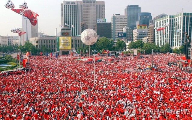 ▲ 2003년 5월 29일, '2002 한일 월드컵' 1주년을 기념하기 위해 시청 앞 서울광장에 운집한 붉은 악마들. ⓒ연합뉴스