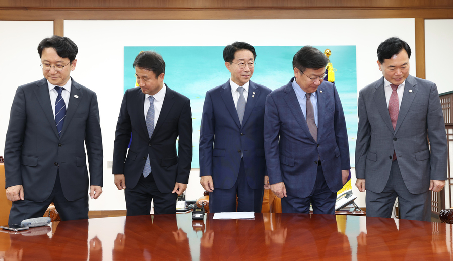 ▲ 조정식(가운데) 국회의장 주재로 지난 22일 국회의장 집무실에서 한병도(왼쪽 두 번째) 더불어민주당 원내대표와 정점식(오른쪽 두 번째) 국민의힘 원내대표가 회동, 기념 촬영 후 자리에 앉는 모습. ⓒ뉴시싀