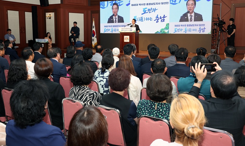▲ 박수현 충남도지사 당선인이 24일 천안에서 열린 ‘도민과 통하는 충남’ 타운홀 미팅에서 도민들에게 도정 비전을 설명하고 있다.@충남도지사직 인수위