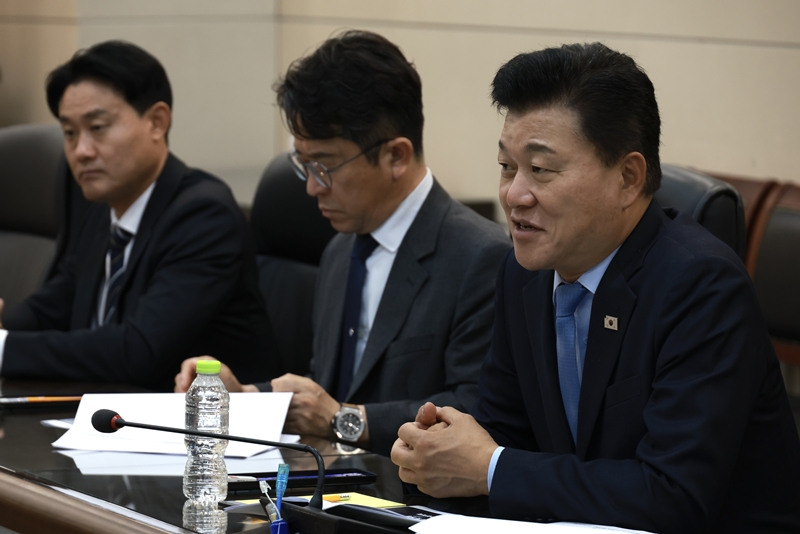 ▲ 신용한 충북지사 당선인(오른쪽)이 23일 청주국제공항을 방문, 공항 관계자들과 간담회를 갖고 있다. ⓒ충북지사직 인수위