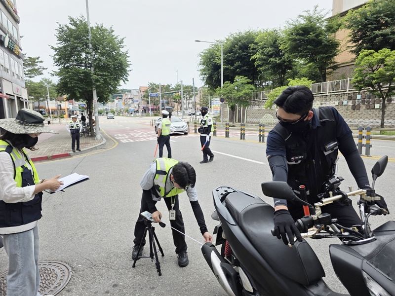 ▲ 충북경찰청은 24일 청주시 청원구 오창읍 일대에서 이륜차 합동단속을 실시하고 있다. ⓒ충북경찰청