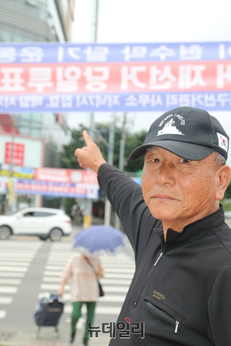 ▲ 여동활 씨는 지난 16일부터 직접 비용을 들여 하양 지역에 15개, 대구 동구 지역에 ‘부정선거·재선거’15개 현수막을 직접 게시하고 있다.ⓒ뉴데일리