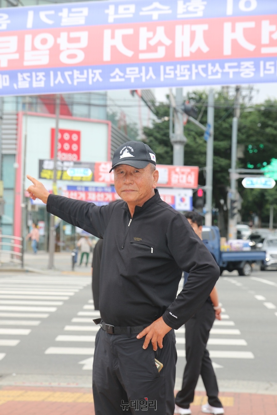 ▲ 여동활 씨는 “하도 젊은 사람들이 고생을 많이 하길래, 저 사람들한테 뭔가 도움을 줄 수 있는 행위는 없는가 생각했다”며 “청년들이 적극적으로 목소리를 내는 모습을 보며 격려라도 해 주는 차원에서 이 프랜카드를 달자고 혼자 기획하게 됐다”고 설명했다.ⓒ뉴데일리