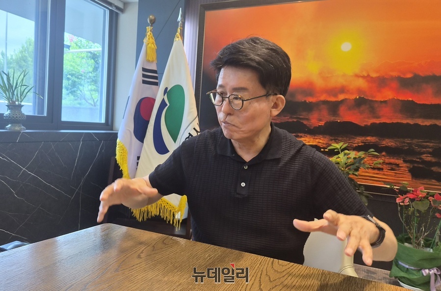 ▲ 배광식 청장은  “인생의 큰 고비를 겪으면서 신체 일부를 잃었지만 그 과정에서 주민들의 따뜻한 응원과 공감을 받았다”며 “그 덕분에 다시 일어설 수 있었고 주민들에게 봉사할 수 있는 기회를 얻었다”고 전했다. 이어 “그 은혜를 평생 잊지 못할 것”이라며 감사를 표했다.ⓒ뉴데일리