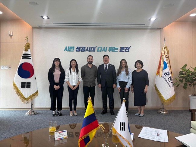 ▲ 콜롬비아 메데진시 국제협력청 소속 공무원들이 24일 춘천을 방문해 지역의 바이오산업과 관광자원을 둘러보며 지방정부 정책과 발전 전략을 벤치마킹했다. ⓒ춘천시