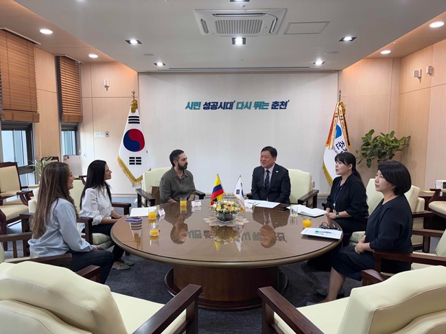 ▲ 이번 방문은 지방자치인재개발원이 운영하는 '2026년 개발도상국 지방행정과정'의 지방정부 파트너십 프로그램 일환으로 진행됐다. 연수생들은 현준태 부시장을 만나 시정 현황을 청취하고 바디텍메드와 레고랜드를 잇따라 방문, 바이오산업 육성 사례와 관광산업 현장을 확인했다. ⓒ춘천시