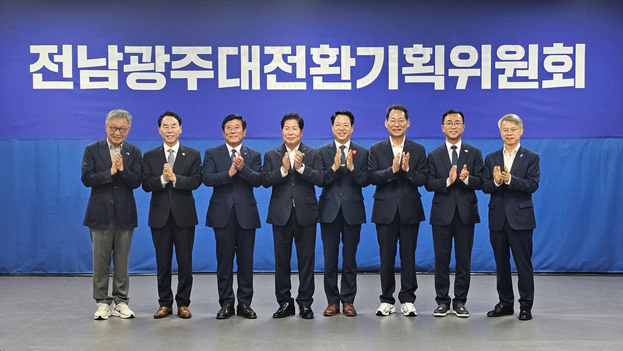 ▲ 서영학 여수시장 당선인(오른쪽 두 번째)이 24일 전남광주대전환기획위원회 대회의실에서 열린 업무공유회에서 민형배 당선인(오른쪽 첫 번째)에게 여수 핵심 현안을 건의했다.ⓒ여수시 제공