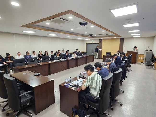 ▲ 우상호 민선 9기 강원특별도자치도지사직 인수위원회 문화체육복지관광분과(분과위원장 유만희)가 24일 제2별관 4층 중회의실에서 문화체육국, 복지보건국, 관광국 순으로 공약이행계획보고를 개최하고 주요사안에 대해 논의했다. ⓒ강원특별도자치도지사직 인수위원회