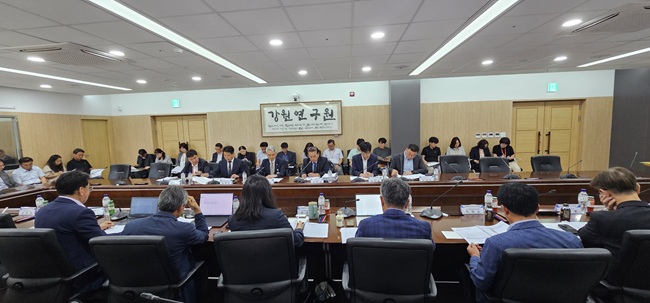 ▲ 농산어업상생분과(위원장 신수미)는 강원연구원 민주홀에서 농정국, 해양수산국, 산림환경국 순으로 공약이행계획보고를 개최하고 공약사안에 대해 논의했다. ⓒ강원특별도자치도지사직 인수위원회