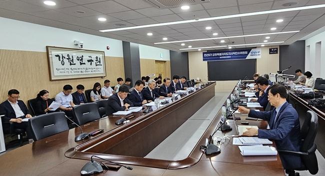 ▲ 농정국은 강원형 식품융합 산업클러스터 구축, 해양수산국은 동해안권 수산시장 대대적 정비, 산림환경국은 강원형 숲경제 산업벨트 추진 등을 공약이행계획으로 보고하고 분과위원회는 성과창출을 최우선으로 목표화하고 차질없이 추진될 수 있도록 당부했다. ⓒ강원특별도자치도지사직 인수위원회