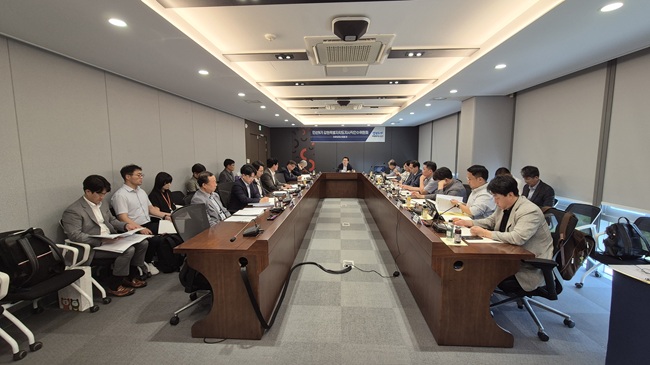 ▲ 미래성장산업분과(위원장 김흥성)는 오후부터 강원디자인진흥원에서 미래산업국, 산업국 순으로 공약이행계획보고를 개최하고 공약사안에 대해 논의했다. ⓒ강원특별도자치도지사직 인수위원회