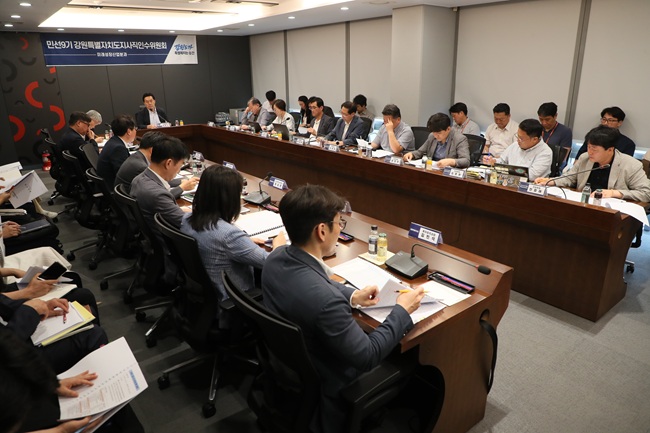 ▲ 미래산업국은 강원형 액화수소 산업클러스터 강화, 산업국은 강원 바이오·의료 AX산업 육성 및 AI데이터센터 유치 등을 공약이행계획으로 보고하고 실행 여건에 대해 면밀히 검토했다. ⓒ강원특별도자치도지사직 인수위원회